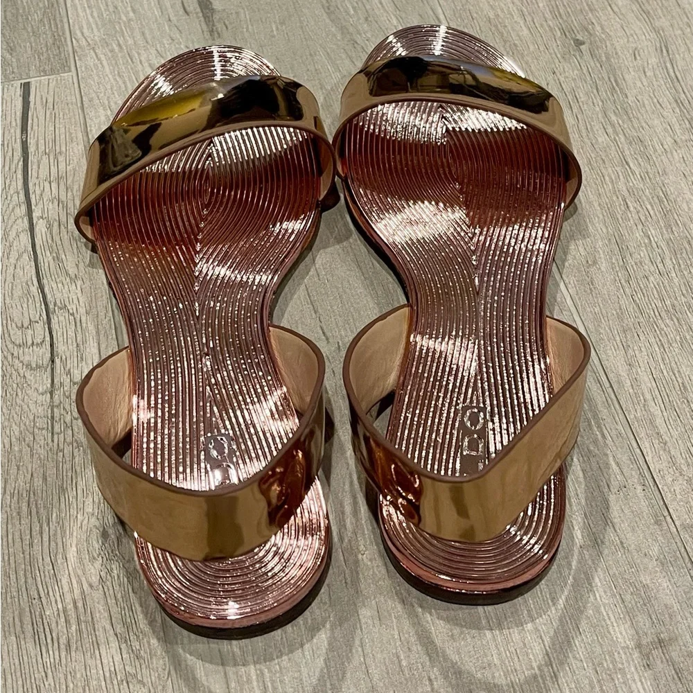 Aldo Yoana Women’s Flat Open Toe Metallic Rose Gold Sandals Slip On Size 5